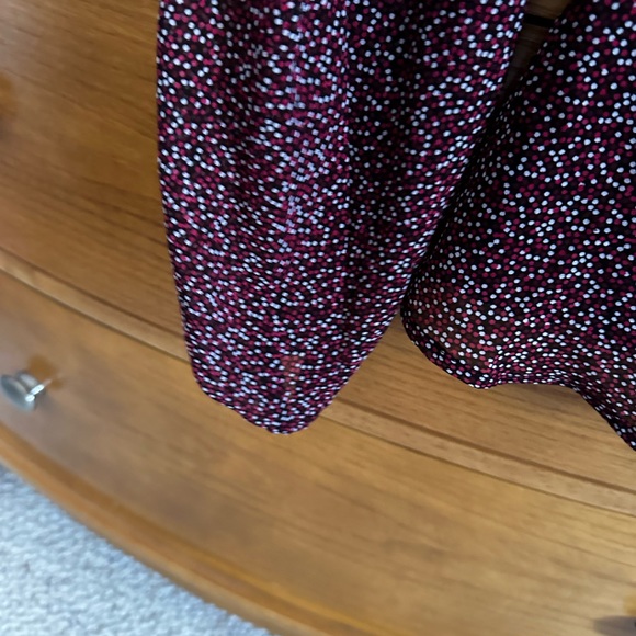 Guess NWT women’s S plunge neck, gathered front print blouse, light material - Picture 4 of 4